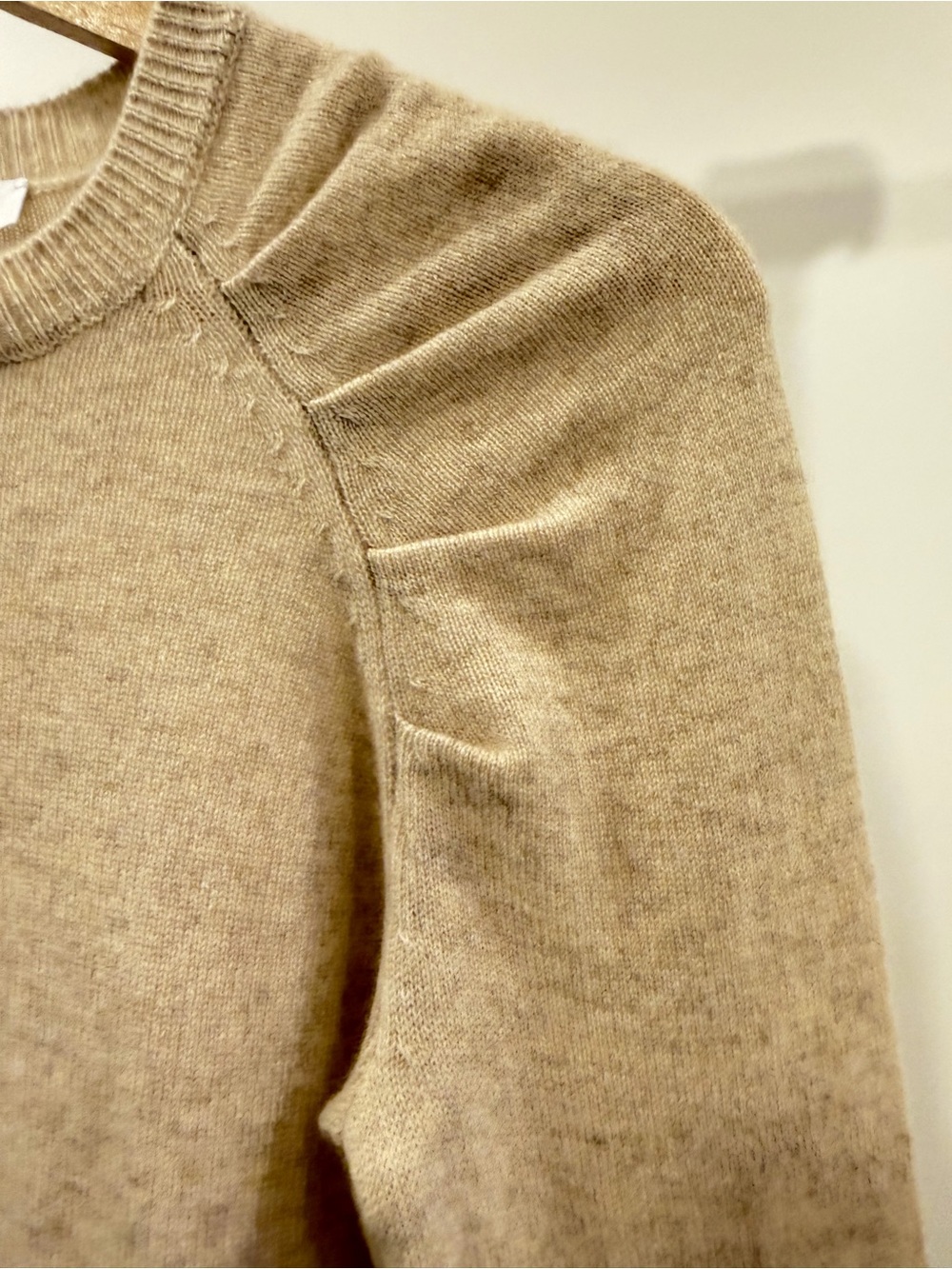 Cream Raglan-Sleeve Cashmere-Blend Crewneck Sweater - Picture 4 of 4